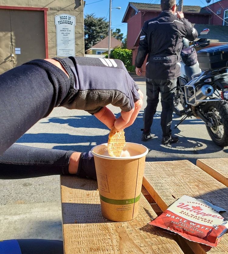 Dunk form on point 👌🏻

#mapletothemasses #maplesyrup #maple #ridesnacks #pinkiesout #dunk #stroopwafel #waffles #nomnom

📷@pchmsky