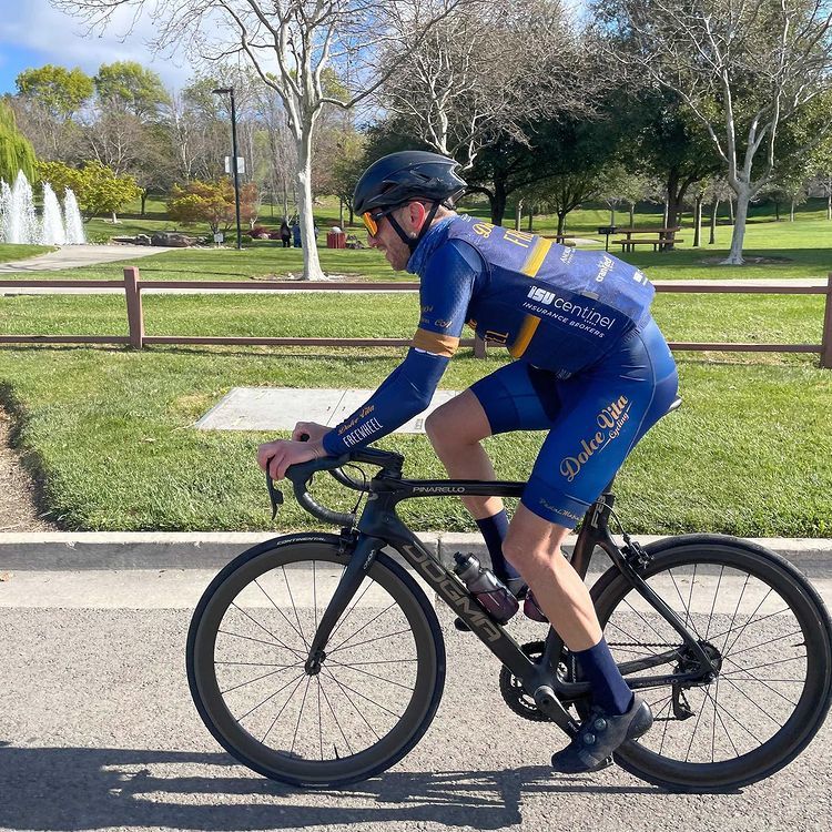 Showing off some Dolce Vita style on Alpine Dam ☀️ 

#thesweetlife #dolcevita #cyclingphotos #bayareacycling #alpinedam #cyclingteam #cycling