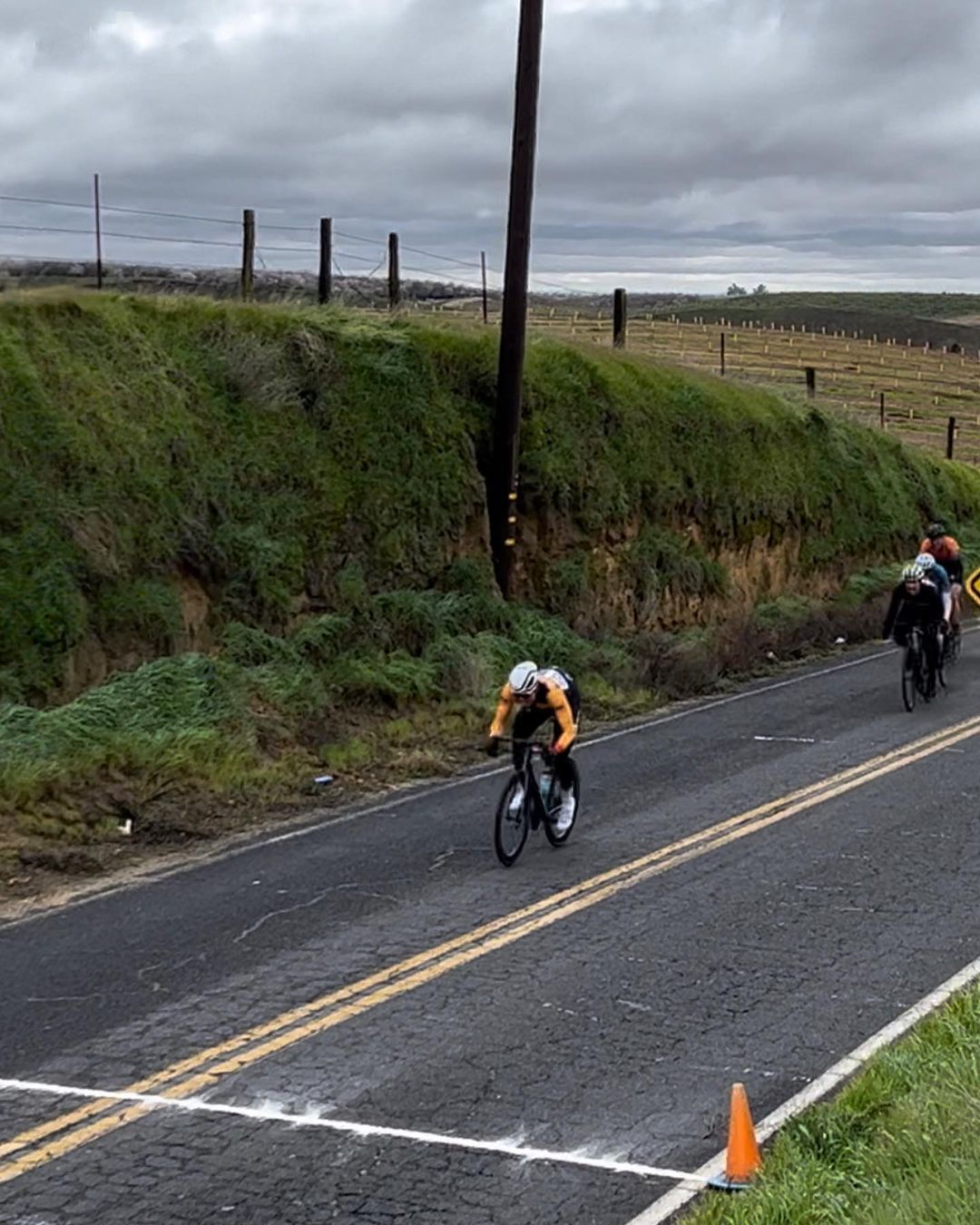 Opening weekend baby! The @velopromo #snellingroadrace NEVER disappoints! With snow falling at 7am, flooded sections of road hiding murderous potholes, and generally frigid temps that had everyone wearing ALL the gear they had, it was a day of both carnage and celebration! Huge congratulations go to @jyangsta for crushing the bunch sprint for the 🥇in the Elite 3 race, and for “GP” motoring home to nab 🥈after riding the break of the race. Continuing the DVC tradition of Snelling podium domination and making it a DVC 1-2! Big props to @mmcginley92 for throwing repeated haymakers in the final kilometers to make the other favorites chase and still finishing in the top ten! All this with over half the squad flatting out at one point or another.

Good luck at the #mercedcriterium tomorrow!

@sportful @sfitalianathleticclub @equatorcoffees @achieveptc @tripsforkidsmarin @sage.realestategroup @marinservicecourse @jkbrkb #themenkegeoup #onewealthadvisors @gelvio_us